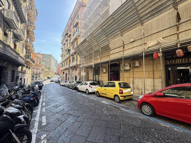 Locale Commerciale in affitto a Municipalità 1, Campania