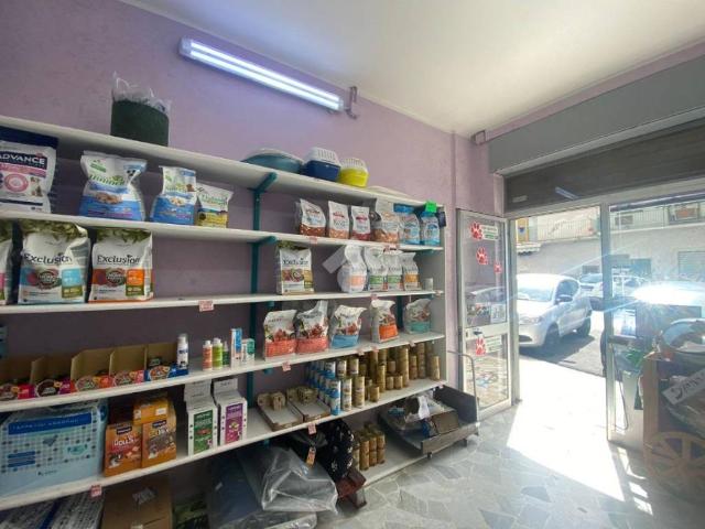 Locale Commerciale in affitto a Municipalità 10, Campania
