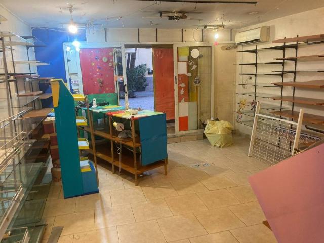Locale Commerciale in vendita a Municipalità 5, Campania