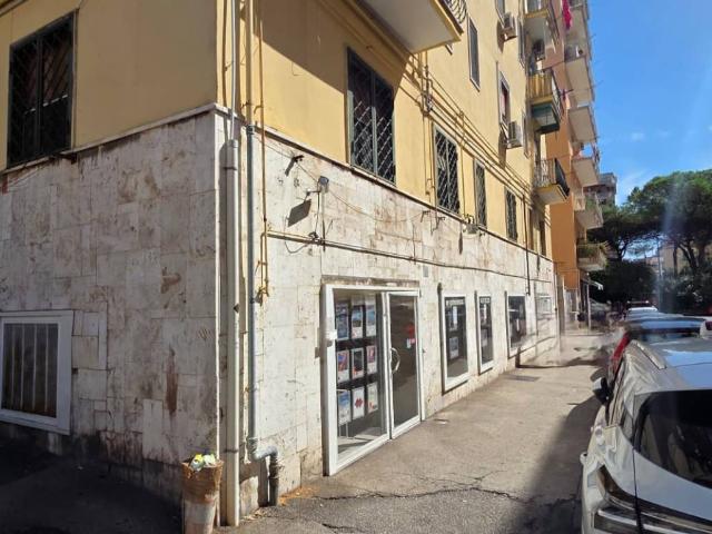 Locale Commerciale in affitto a Municipalità 10, Campania