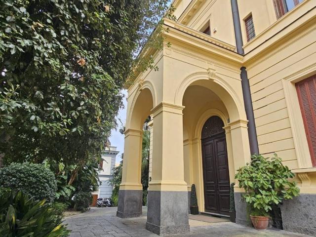 Locale Commerciale in affitto a Municipalità 1, Campania