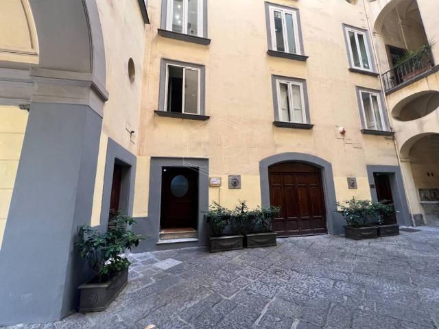 Locale Commerciale in affitto a Municipalità 1, Campania