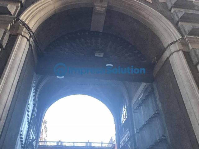 Locale Commerciale in affitto a Municipalità 2, Campania