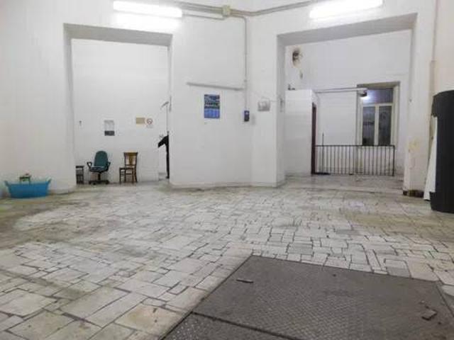 Locale Commerciale in affitto a Municipalità 2, Mercato