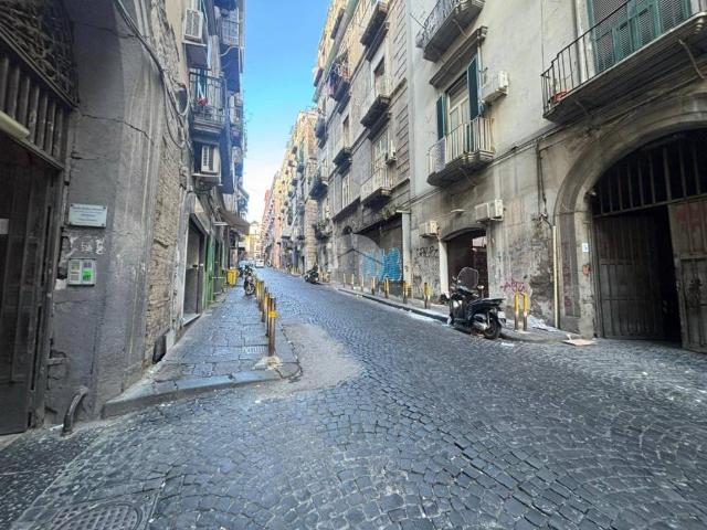 Locale Commerciale in affitto a Municipalità 2, Campania