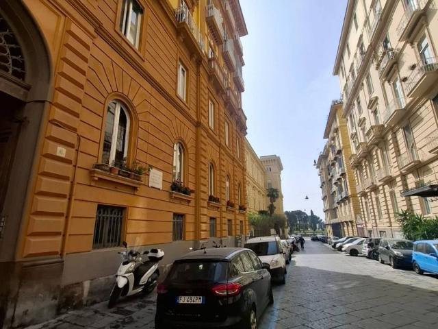 Locale Commerciale in affitto a Municipalità 1, Campania