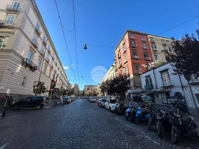 Locale Commerciale in affitto a Municipalità 4, Napola