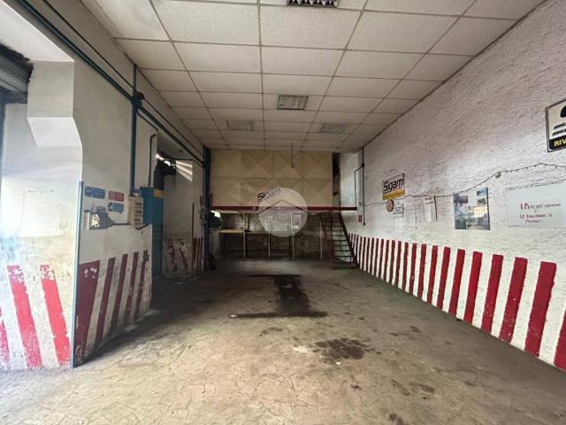 Locale Commerciale in affitto a Municipalità 3, Campania
