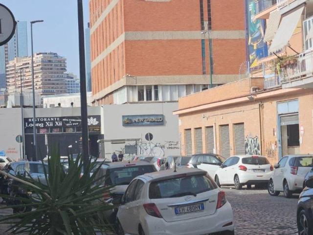 Locale Commerciale in affitto a Municipalità 4, Campania