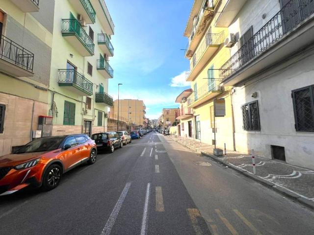 Locale Commerciale in affitto a Municipalità 8, Piscinola