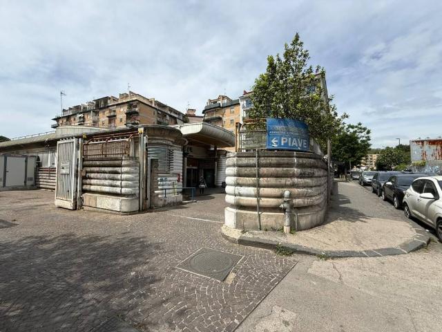 Locale Commerciale in affitto a Municipalità 9, Campania
