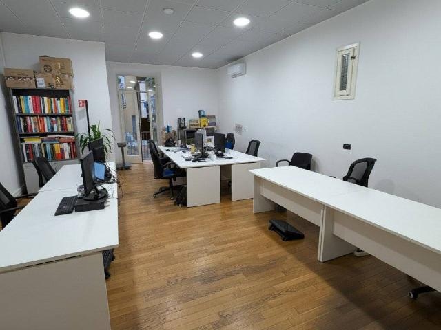 Locale Commerciale in affitto a Municipalità 1, Napola