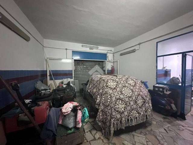 Locale Commerciale in affitto a Municipalità 7, Campania