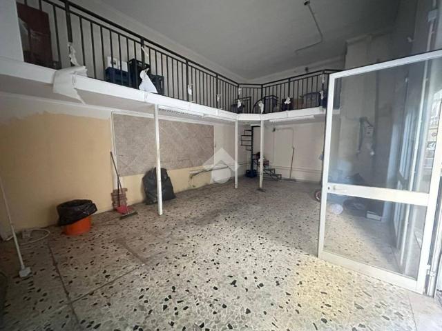 Locale Commerciale in affitto a Municipalità 7, Campania