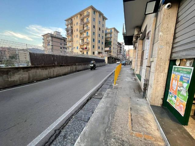 Locale Commerciale in affitto a Municipalità 10, Campania