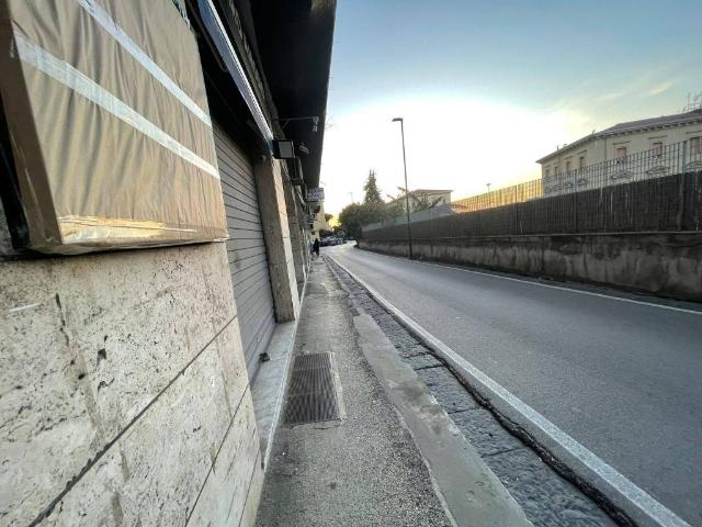 Locale Commerciale in affitto a Municipalità 10, Campania
