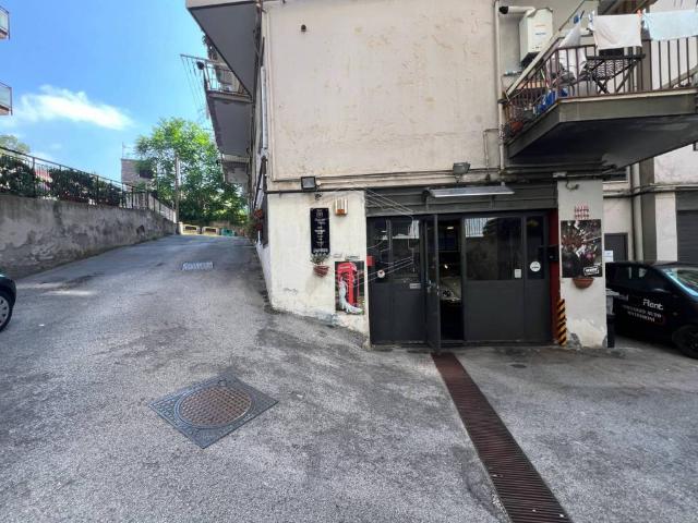 Locale Commerciale in affitto a Municipalità 5, Campania