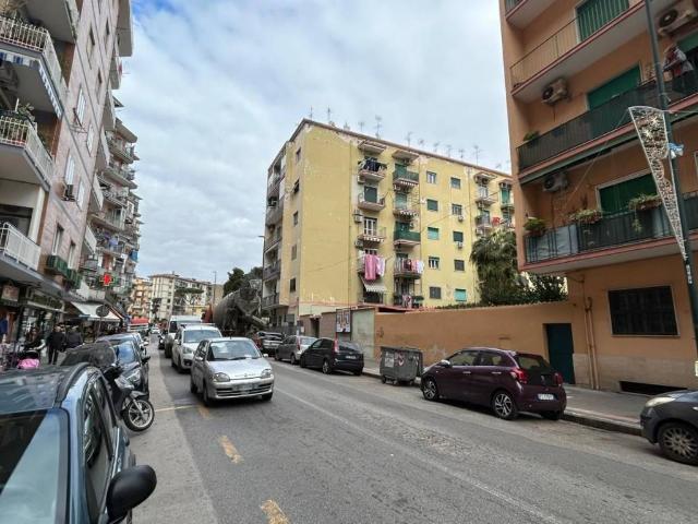 Locale Commerciale in affitto a Coroglio, Campania