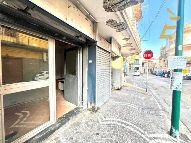 Locale Commerciale in affitto a Municipalità 8, Piscinola