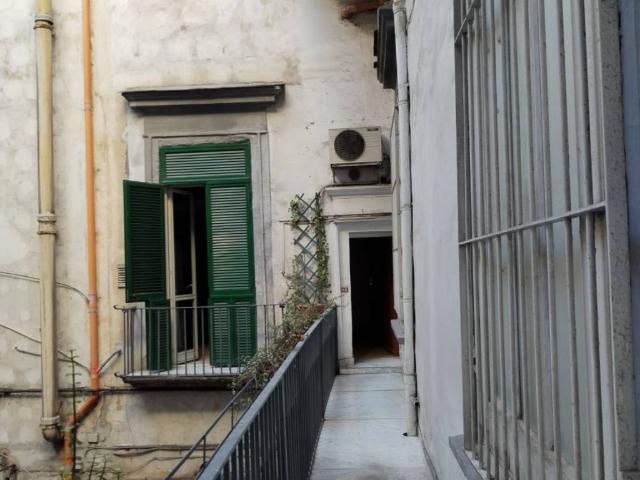 Locale Commerciale in affitto a Municipalità 1, Campania
