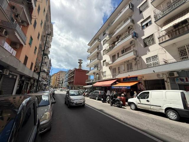 Locale Commerciale in affitto a Coroglio, Campania