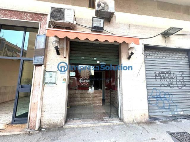 Locale Commerciale in affitto a Municipalità 10, Campania