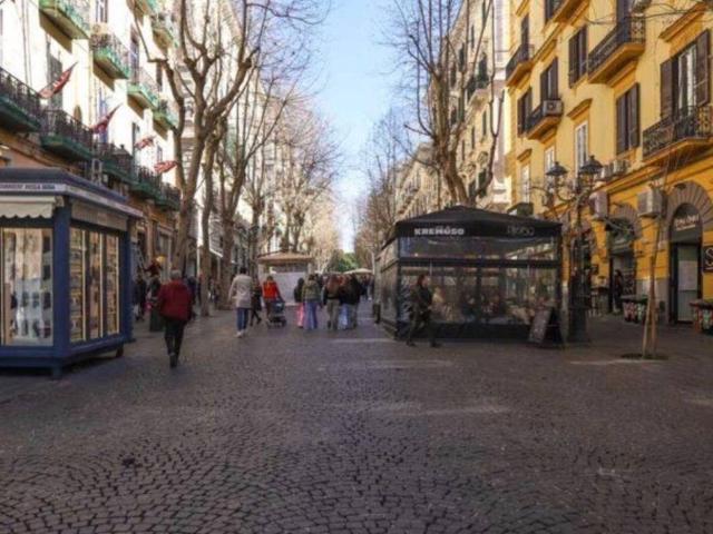 Locale Commerciale in affitto a Municipalità 5, Campania