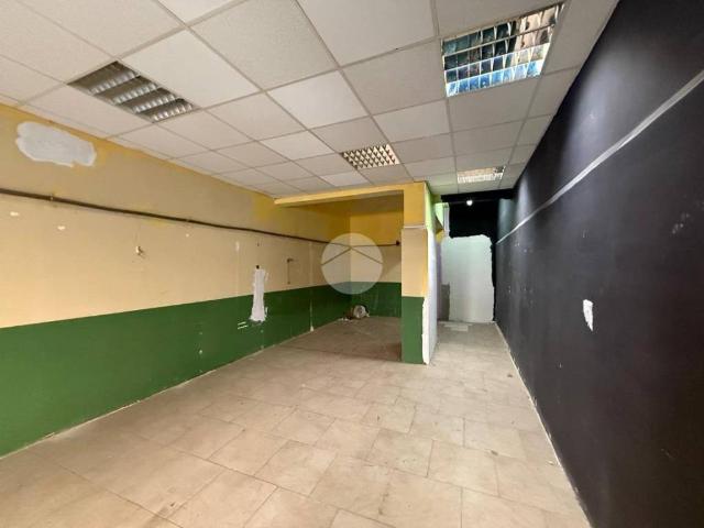 Locale Commerciale in affitto a Municipalità 10, Campania