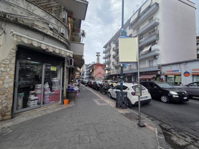 Locale Commerciale in affitto a Coroglio, Campania