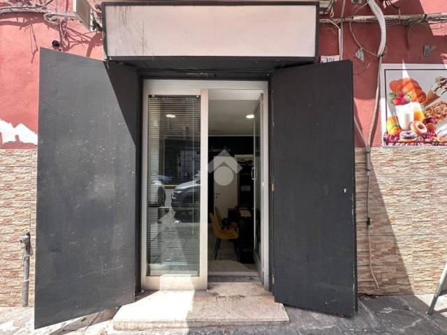 Locale Commerciale in affitto a Municipalità 3, Campania