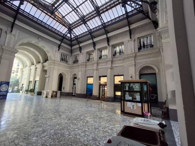 Locale Commerciale in affitto a Municipalità 2, Campania