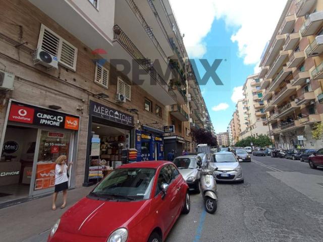 Locale Commerciale in affitto a Municipalità 5, Campania