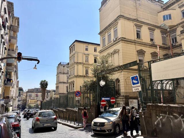Locale Commerciale in affitto a Municipalità 4, Campania