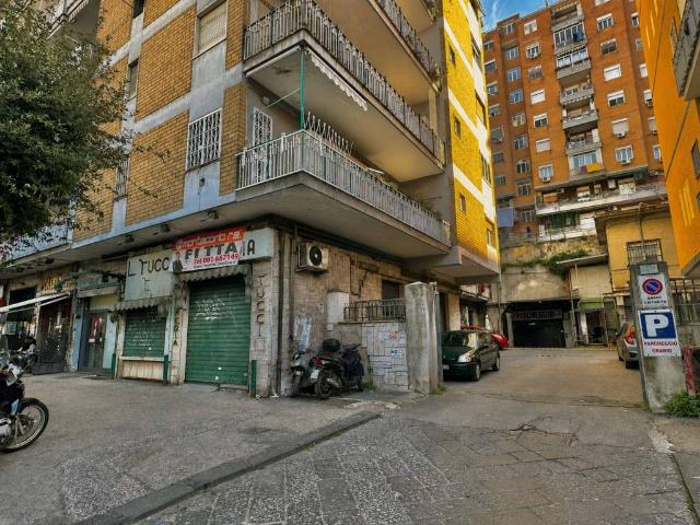 Locale Commerciale in affitto a Municipalità 3, Campania