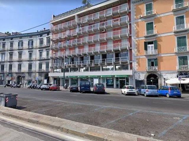 Locale Commerciale in affitto a Municipalità 1, Campania