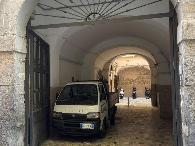 Locale Commerciale in affitto a Municipalità 1, Campania