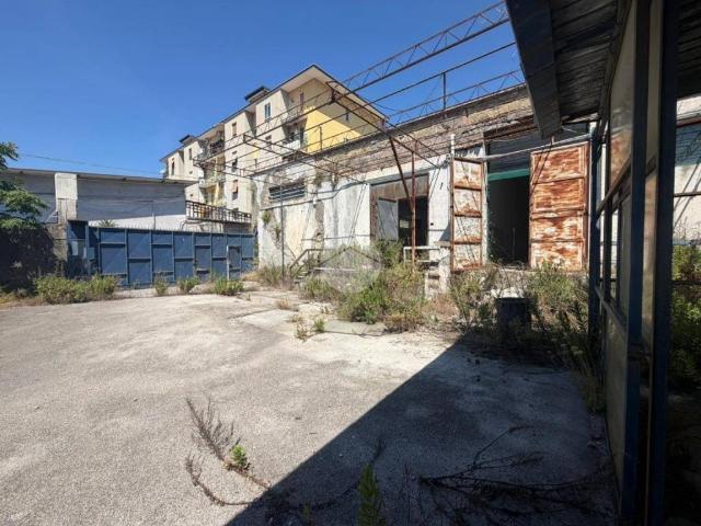 Locale Commerciale in affitto a Municipalità 4, Campania