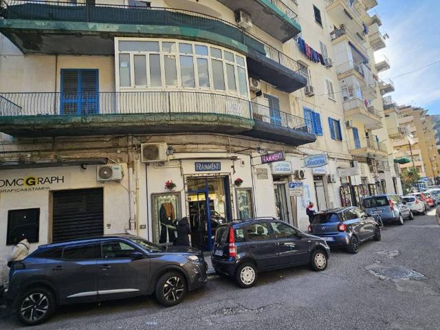Locale Commerciale in affitto a Municipalità 10, Campania
