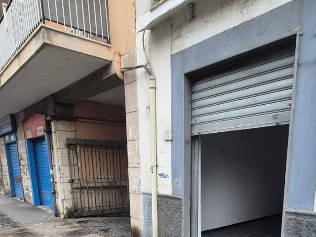 Locale Commerciale in affitto a Municipalità 10, Campania