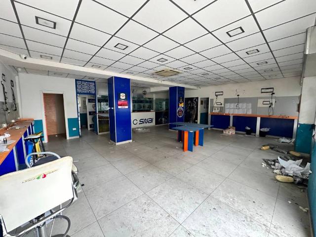 Locale Commerciale in affitto a Municipalità 7, Miano
