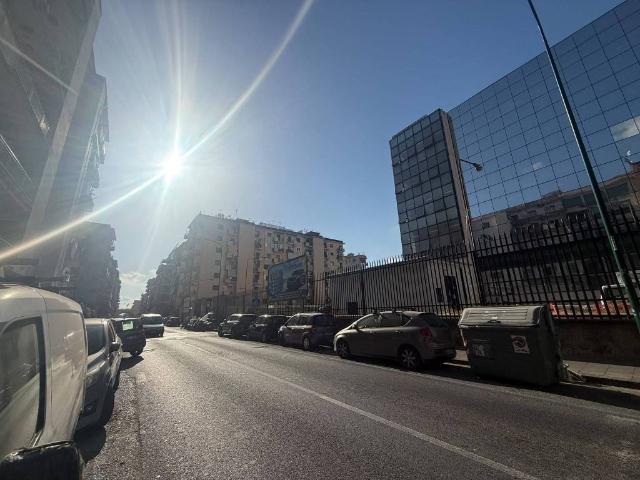 Locale Commerciale in affitto a Municipalità 10, Campania