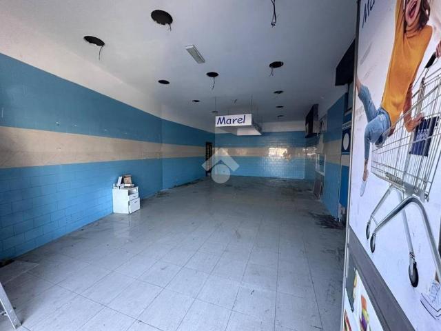 Locale Commerciale in affitto a Municipalità 7, Campania