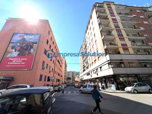 Locale Commerciale in affitto a Municipalità 10, Campania
