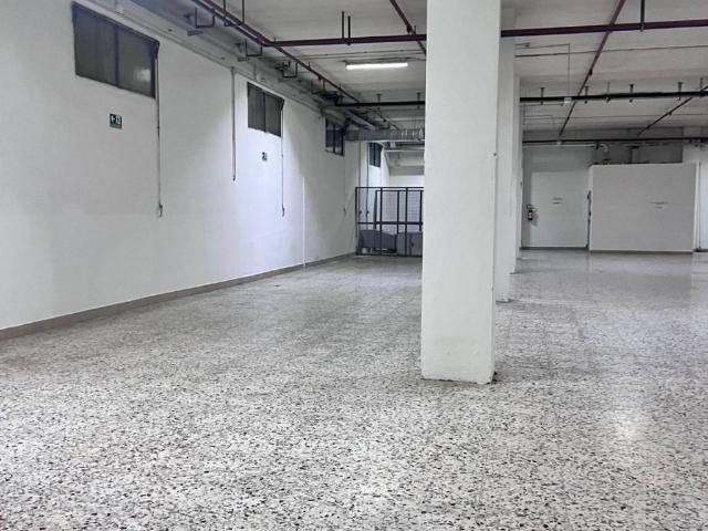Locale Commerciale in affitto a Municipalità 5, Campania