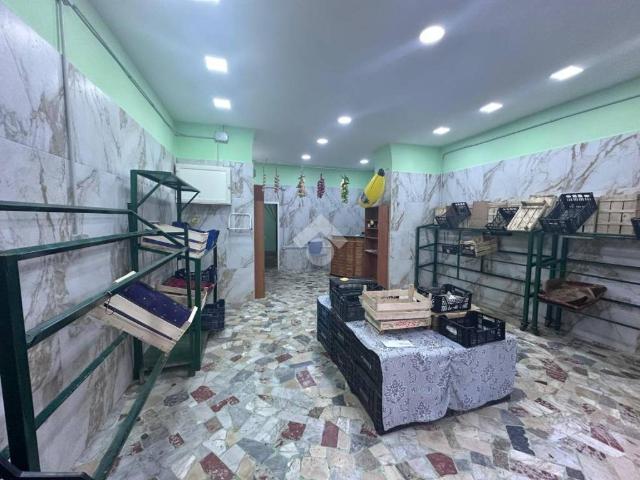 Locale Commerciale in affitto a Municipalità 7, Campania