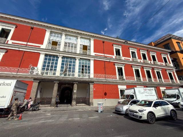 Locale Commerciale in affitto a Municipalità 1, Campania