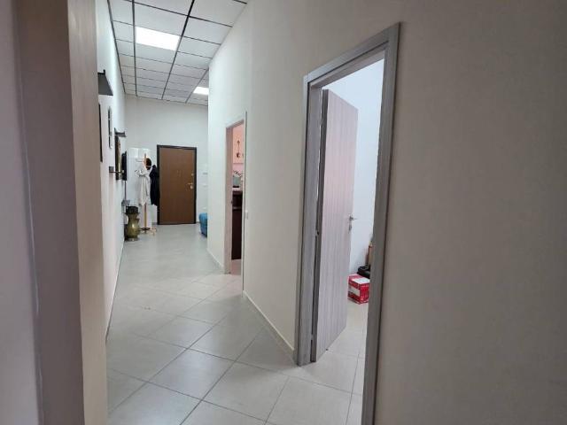 Locale Commerciale in affitto a Municipalità 4, Campania