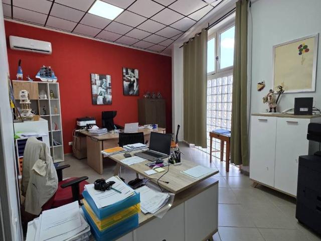Locale Commerciale in affitto a Municipalità 4, Campania