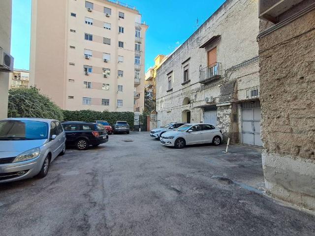 Locale Commerciale in affitto a Municipalità 5, Campania