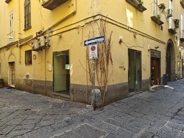 Locale Commerciale in affitto a Municipalità 1, Campania